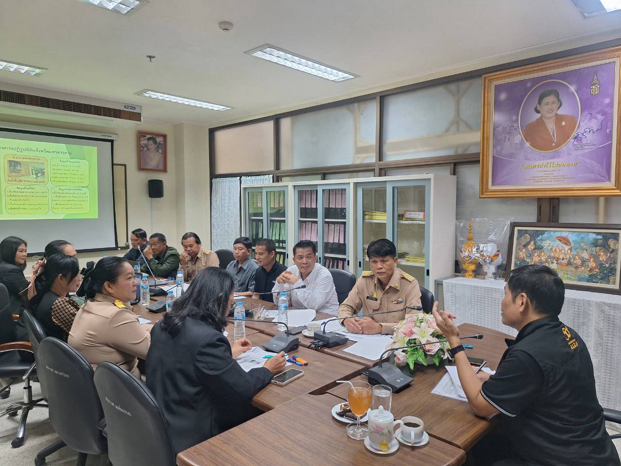 title - ผู้ตรวจราชการ ส.ป.ก. ลงพื้นที่จังหวัดมหาสารคาม ประชุมติดตามความก้าวหน้าผลการดำเนินงาน พร้อมตรวจเยี่ยมให้กำลังใจกลุ่มวิสาหกิจชุมชนผู้ปลูกสมุนไพร และกลุ่มวิสาหกิจชุมชนแปรรูปผลผลิตทางการเกษตร